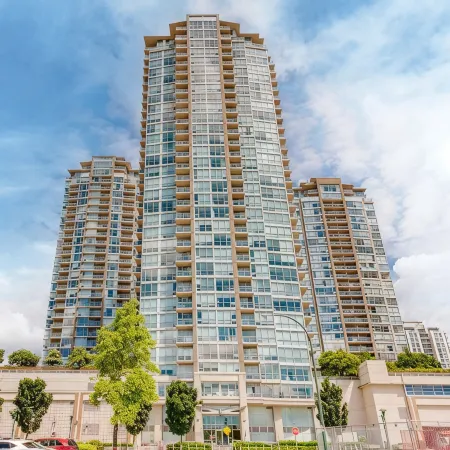 Coquitlam Center Bright & Modern 1BR Parking included Steps to SkyTrain | Pool & Gym