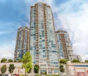 Coquitlam Center Bright & Modern 1BR Parking included Steps to SkyTrain | Pool & Gym