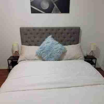 9 minutes from the airport cozy basement Rooms