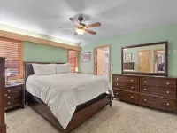 River's Edge Oasis, private dock, 2 kitchens, pool table, dog friendly! Hotels in Post Falls