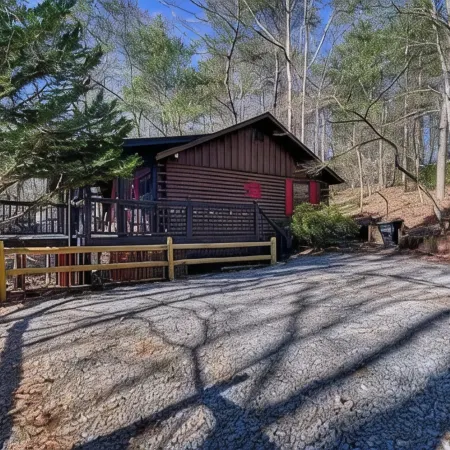 Cozy 2 bedroom Cabin w/hot tub!
