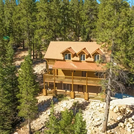 Three level cabin with Hot Tub