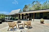 Old Florida Bungalow on a Tranquil Gulf Island Perfect for Couples or Anglers