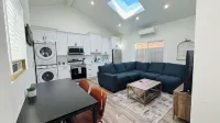 Sleek & Comfy ~ New ~ Near Shops & CafesEntire 2Bd/1BA Guesthouse - 3-Star