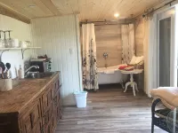 The Wood Shed at Saratoga Beach with hot tub