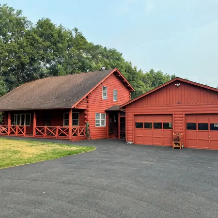 Country style log cabin on private 4 acres lot minutes from downtown Saratoga