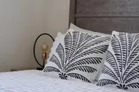 Relax in peace and comfort in a 1-bedroom Flat in Christ Church with WiFi, AC - 2-نجوم