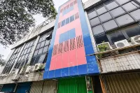 Queen Residence Ancol RedPartner - Pensionat