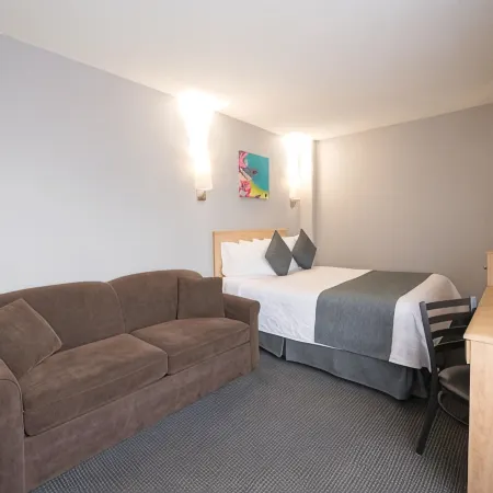 Travelodge by Wyndham Montreal Centre Отели рядом с достопримечательностью «Хочелага-Мезоннёв»