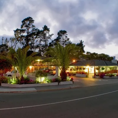 Monterey Pines Inn Hotel dekat Pantai McAbee