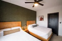 Expectacular View, pool, gym, club house, 2 Bedroom family friendly apartment Hotels in 
