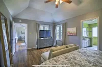 Charming 3-bedroom house with AC, WiFi. Walk to down town historic Boerne Tx