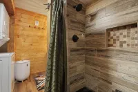 NEW!! Modern, updated 2-bedroom cabin with WiFi, games and views in quaint Pine - balcony