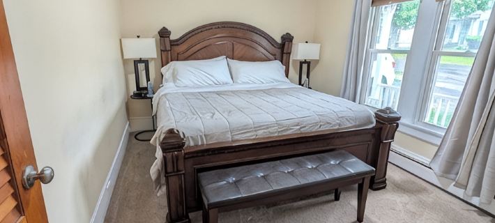 Steel Hideaway, first floor easy access, king bed, fenced yard, fast wifi Hoteles en Condado de Cayuga