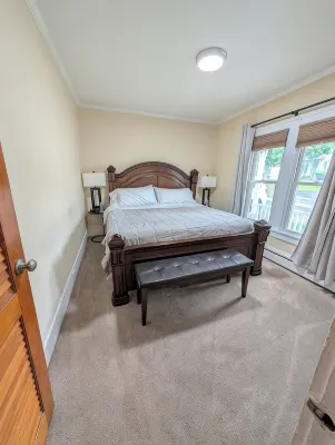 Steel Hideaway, first floor easy access, king bed, fenced yard, fast wifi - Homestays