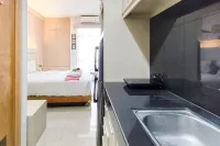 Comfy White Studio for 2 Pax at Bale Hinggil Apartment By Travelio - Apartments