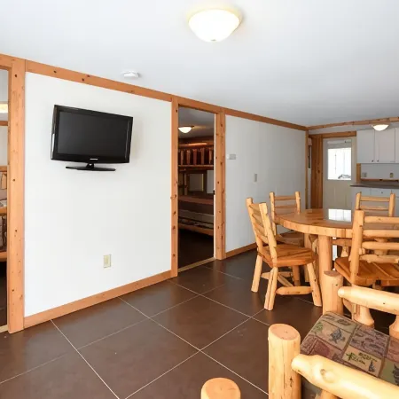 Beautiful lakeside 2 Bedroom cabin on private lake (Cabin#4)