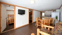 Beautiful lakeside 2 Bedroom cabin on private lake (Cabin#4)