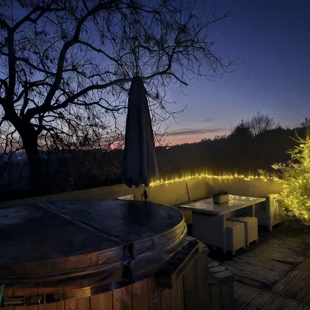 Mountain View Lodge, Luxury Woodland Lodge with Hot Tub