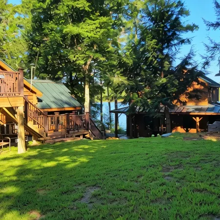 Warm & Inviting Lakeside Retreat, Private, Tranquil Picture Perfect Setting