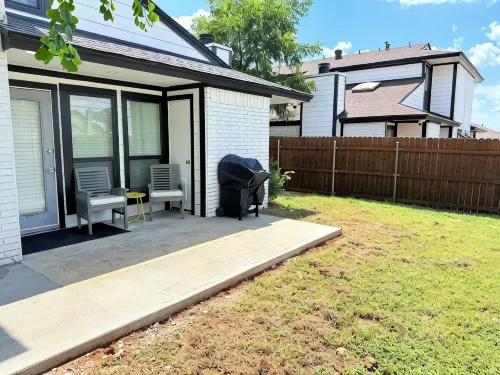 Arlington Entertainment District Home Purple Door - 4 ดาว