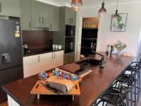On the Park-Modern 4 Bedroom 3 living Area Home 100m to Parks a& Shopping Centre - boutique