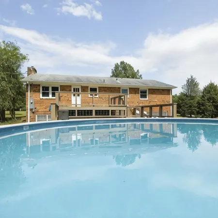 Family Retreat - 3-bedroom unit with NEW Pool, WiFi and AC in North Durham