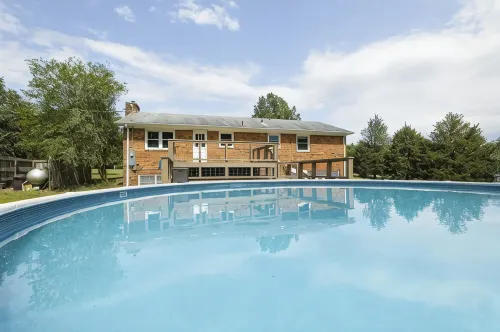 Family Retreat - 3-bedroom unit with NEW Pool, WiFi and AC in North Durham - Apartments