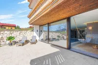 Cozy top floor studio with pool & sauna - 民宿