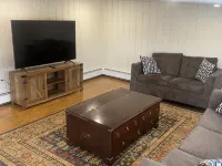 Cozy Modern 4Br Retreat on 1.5 Private Acres Near Yale & Trails Hotels in Hamden