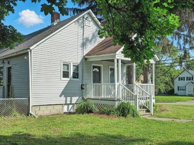 Backyard Bungalow • 2BR Near BTV + Fenced Yard