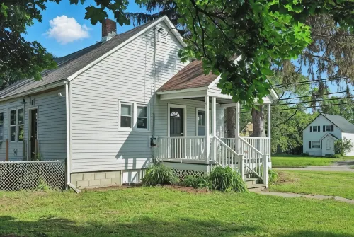 Backyard Bungalow • 2BR Near BTV + Fenced Yard - Homestays