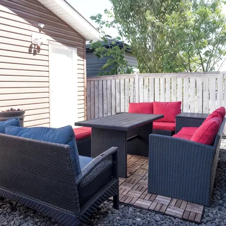 Cozy Home tucked away in Calgary NW. 10 min away from the YYC airport.