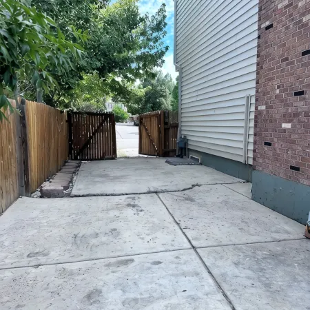 Convenient Walkout Basement Apartment, private entrance in Aurora with WiFi