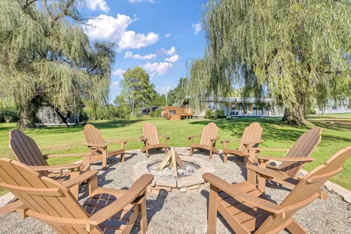 Whispering Willow Retreat - Hot Tub & Fire Pit, 14Min to NRG - 4-Star