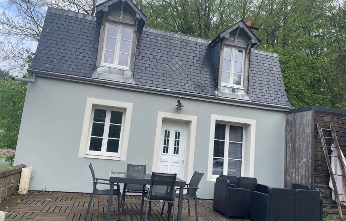 Maison accueillante à Bléré avec cheminée et terrasse