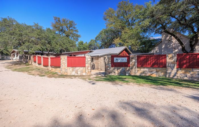 Charming Historic 2-bedroom house in Downtown Wimberley