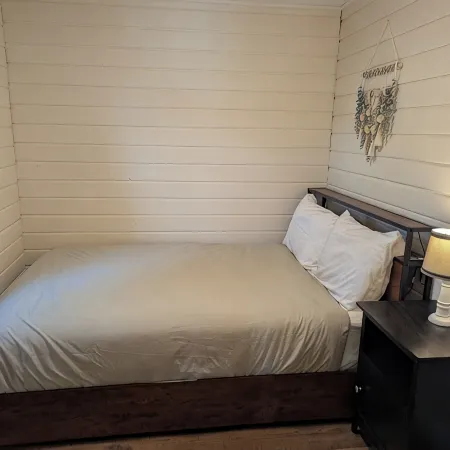 Cozy 3-bedroom cabin just steps from the lake!