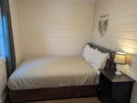Cozy 3-bedroom cabin just steps from the lake!