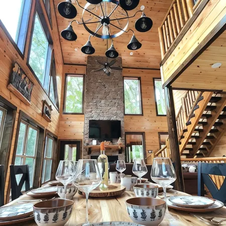 Lux Cabin-Indoor\Outdoor Living, large decks, hot tub, BBQ & Firepit, Game Room