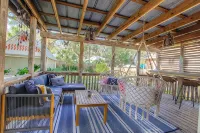 Fully fenced in backyard, close to downtown, marina, bars, and shops. - Country Houses