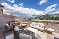 Eagle’s Perch - Top Floor 3 Br Luxury Residence
