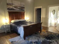 Blue Rose Bungalow: Downtown vibe w/1896 charm. Lake Life. Gym. Kitchen. Parking