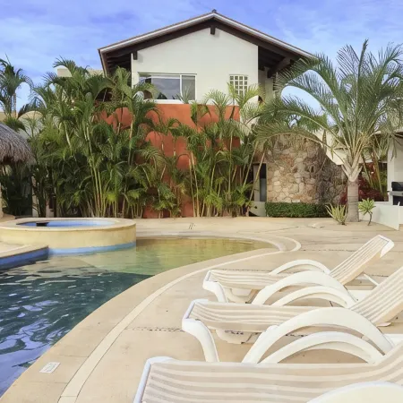 LUXURIOUS GOLF VILLA IN HOTEL ZONE- WALK TO BEACH/DOWNTOWN/RESORTS