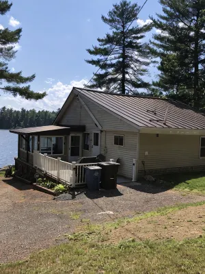 Peaceful Waterfront Toddy Pond Retreat