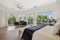 Luxurious Delray Beach Waterfront Pool Home with VIP Beach Passes! Pet Friendly! - พร้อมระเบียง
