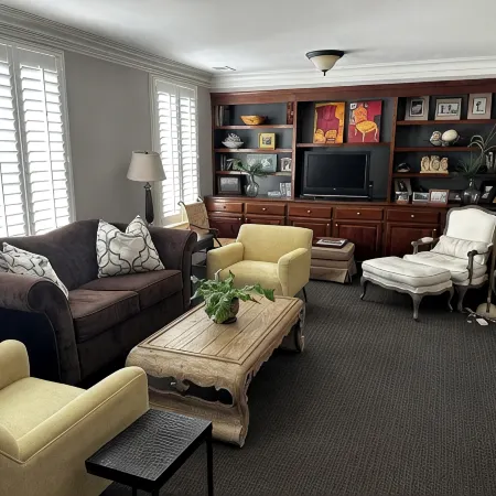 Spacious living in Historic Georgetown with shops, dining, museums steps away!