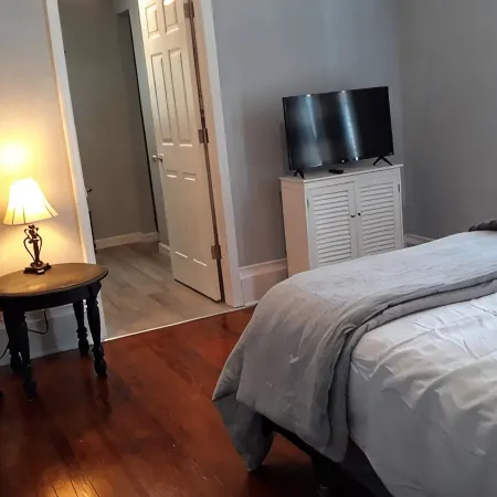 Cozy Private Home @ Blue Moon Cottage in Historic Deland, Fl.