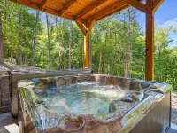 Secluded 6-bedroom Log Cabin Nestled in the Pines Hôtels à : Marion Township