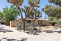Over 3,000 Feet of Desert Oasis-Perfect for Friends & Family. Free Tesla Charger
